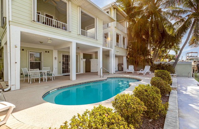 Canalfront house with private pool, WiFi, private washer/dryer, and central AC