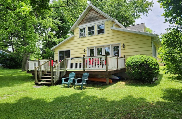 Canandaigua Lakefront Vacation Home. beautiful sunsets abound! nLAKEFRONT!