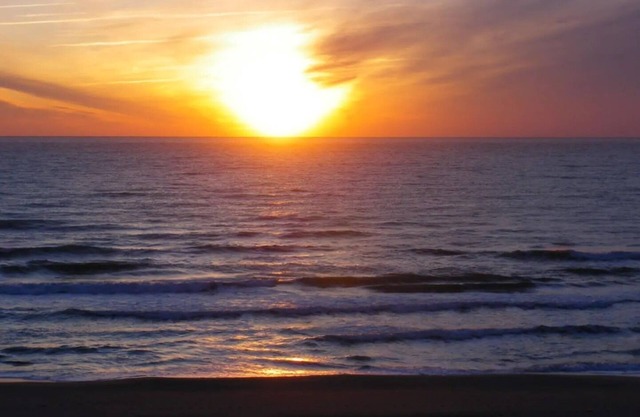 Canet plage, Facing the sea with a view of the sea and the Albères mountains
