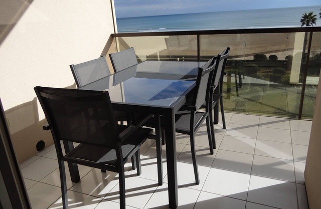 CANET South, T2 LUXURY AIR CONDITIONED, SEA VIEW - DIRECT BEACH, wifi, parking, pool