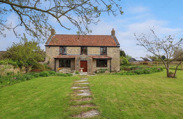 CANNY CROFT, pet friendly, character holiday cottage in Street