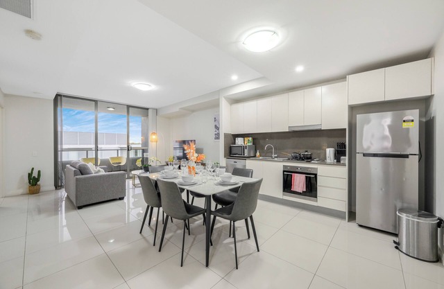 Canterbury brilliant 2-bedroom apartment near train station & woolworth