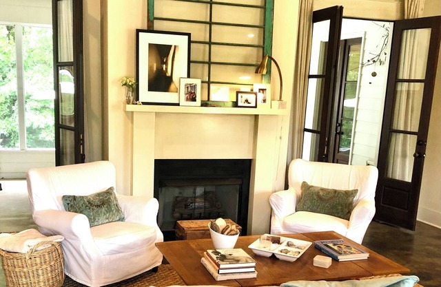 Canterbury Cottage-Charming Home 3 miles from the Square-Sleeps 8