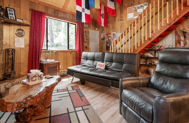 Canyon Cabin - North Shore, Fireplace, Deck, Barbecue