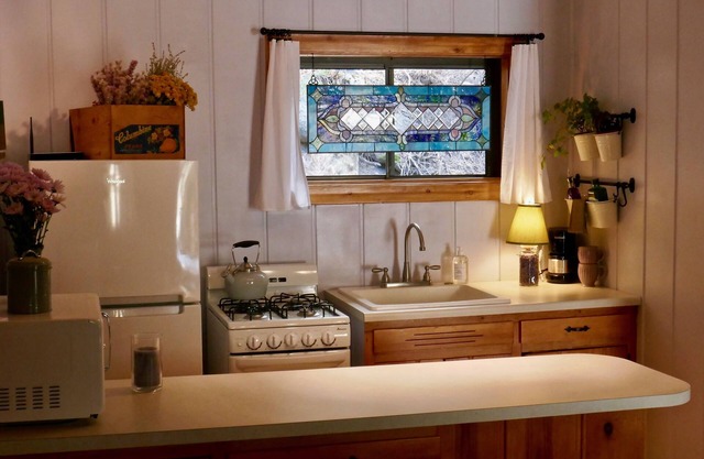 Canyon escape - cabin studio along Boulder Creek with complete kitchen #2