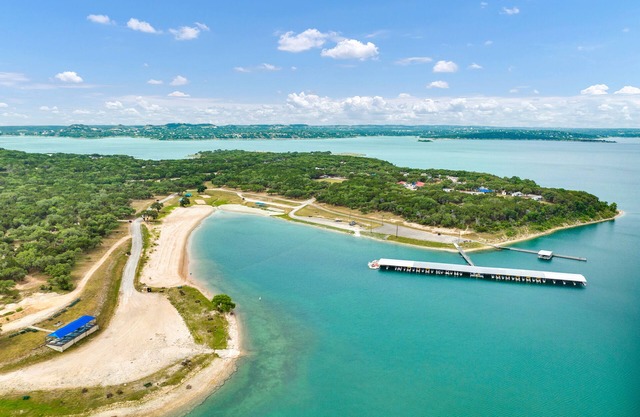 Canyon Lake condo, a short drive to New Braunfels, boat & trailer parking