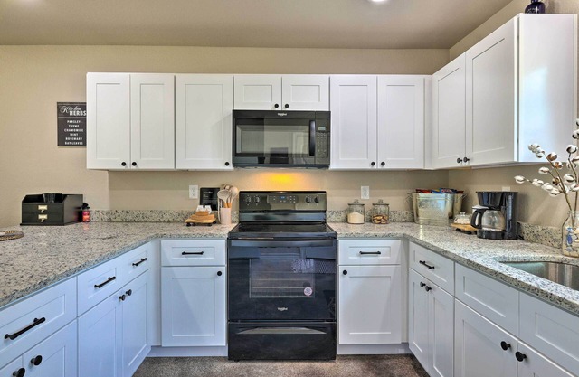 Canyon Lake Home ~ 1 Mi to Golfing & Swimming