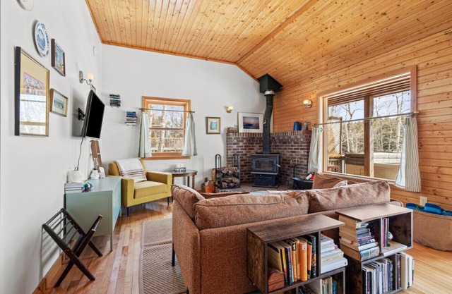 Canyon Point Cozy Cottage -Hot tub-Lakefront