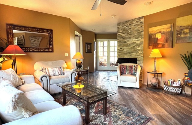 Canyon View 2bd 2ba, king + qn beds, pools, hiking, pickleball, gym, mtn views
