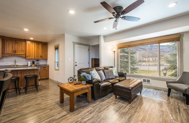 Canyons View 20: Park City Canyons: Nicely updated 2 bedroom, 2 bath. Walk to the Cabriolet Lift