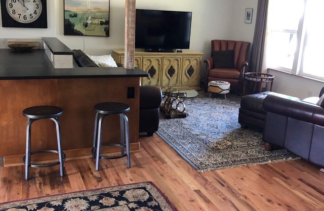 Cap Sante Modern Ranch 1/2 Block from Waterfront- Walk to Downtown- Water View