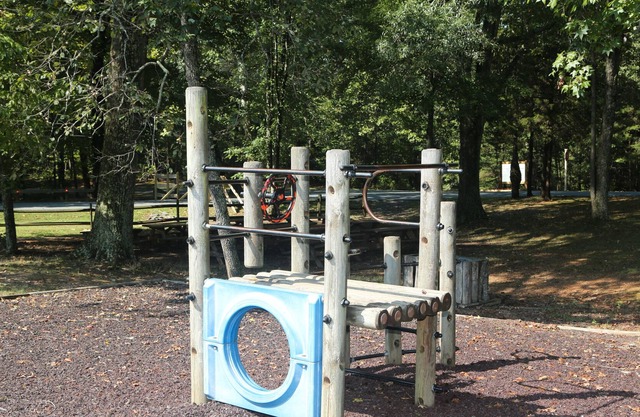 Capacious Shenandoah Crossing, 2 Bedroom Resort Cabin