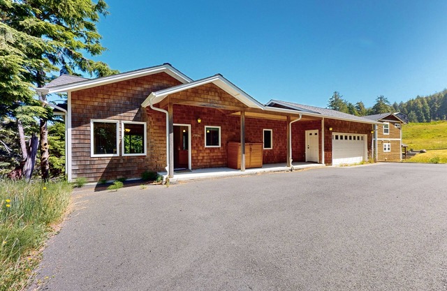 Cape Arch, your cozy coastal escape with patio, balcony and close to beach