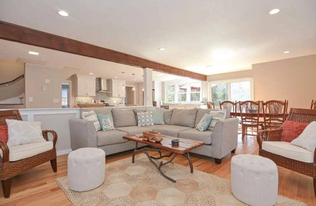 Cape Cod 4 BR + Loft close to beaches & Hyannis