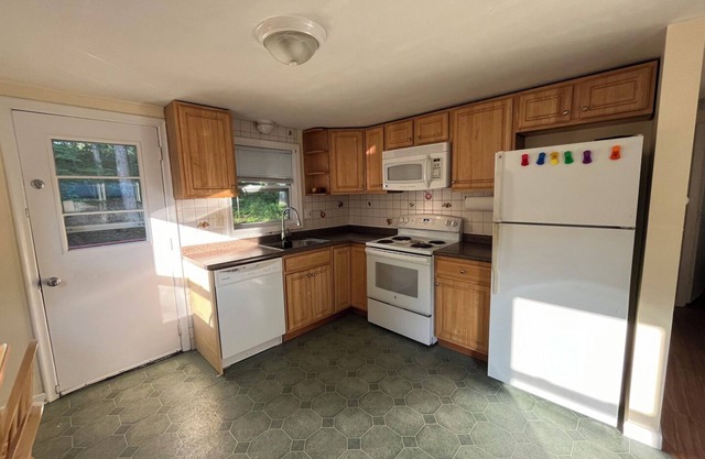 Cape Cod Charm Near Lake, Ocean, and Local Attractions