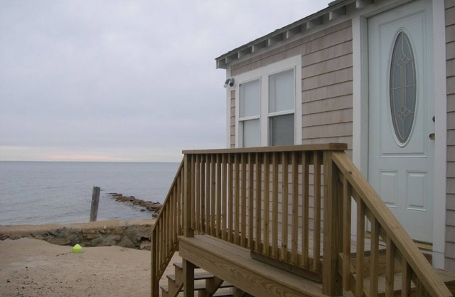 Cape Cod/Oceanfront on Nantucket Sound w/ Private Beach & Deck, Free Kayaks