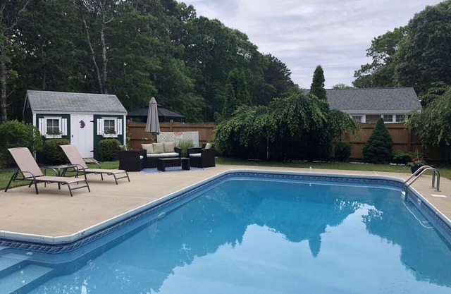 Cape Cod Rare Opportunity, minutes to beach, private pool