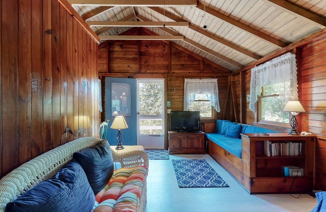 Cape cottage w/a full kitchen & furnished deck - steps from private beach