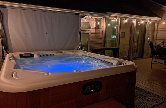 Cape May/4 BR w/2KingBeds/Sleeps14/Pool&HotTub/Fireplace&FirePit/DogsOK