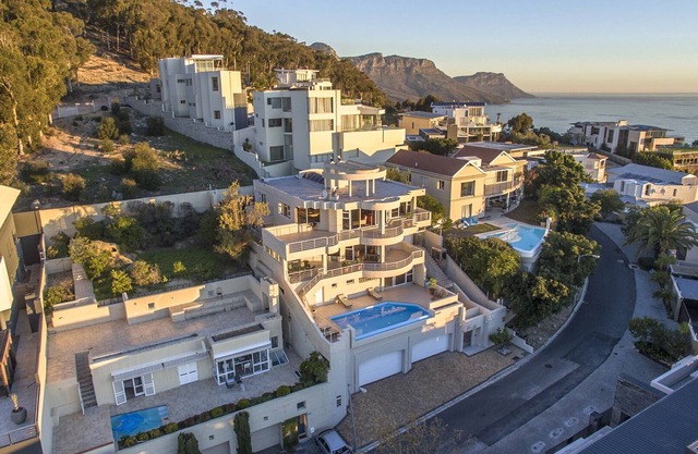 Cape Town -Bantry Bay - Ocean Views, Pool, WiFi, Security, Parking, Backup Power