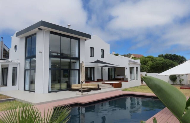 Cape white villa (Load shedding free)