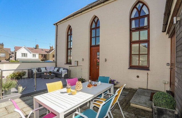 CAPEL TABERNACL, pet friendly, with open fire in Morfa Nefyn