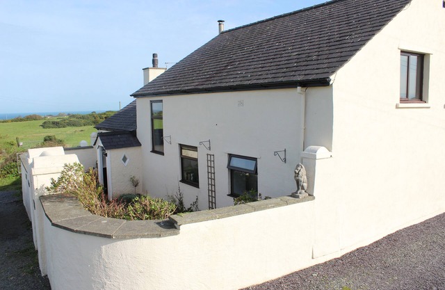 CAPEL ZION, pet friendly, country holiday cottage in Amlwch