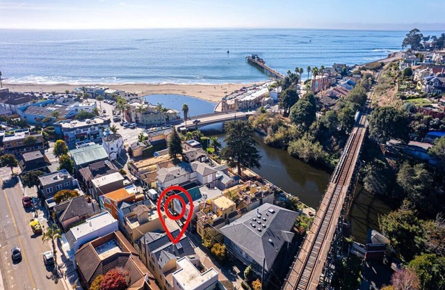 Capitola Hideaway - Cozy two-story Condo