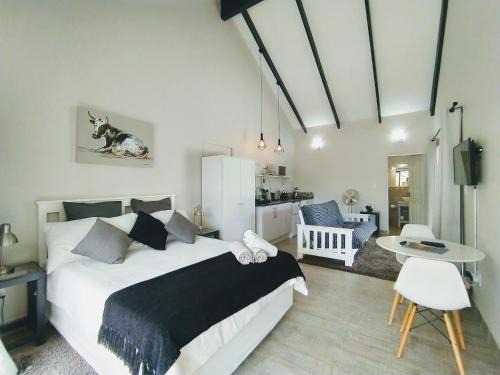 Capricorn Studio One - 150m to Solar Beach, Patio & Braai, Wifi, DSTV & Netflix