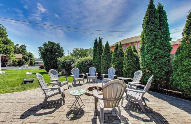 Captain Cook: Walk to Lake, Hot Tub, Sleeps 9