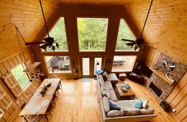 Captain's Cove+ Nolin Lake + Mammoth Cave + Arcade + Hot Tub, Expansive Lakefront Home on Nolin Lake.