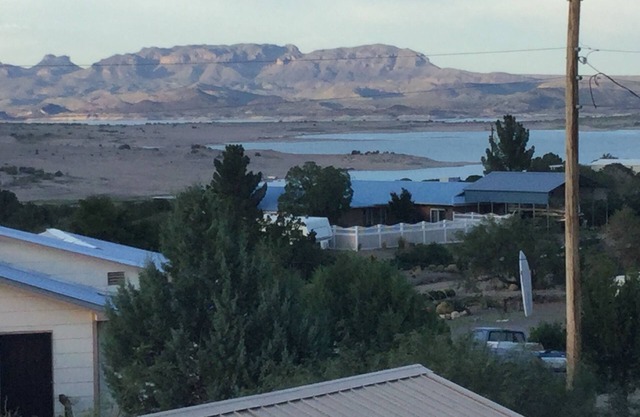 Captain's Quarters: Home on 1/2 acre, pets okay, circle drive, new Trex deck.