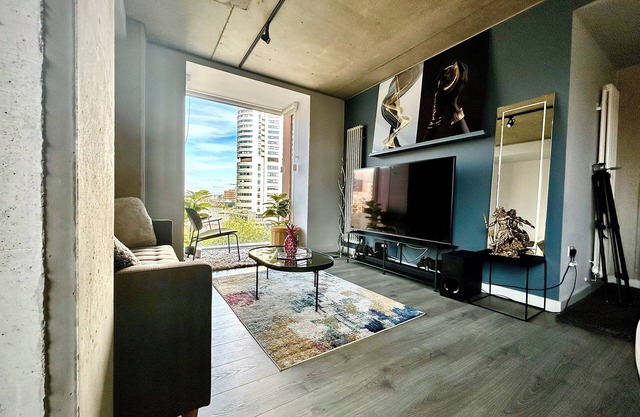 Captivating 2-Bed Skyview Apartment in Leeds