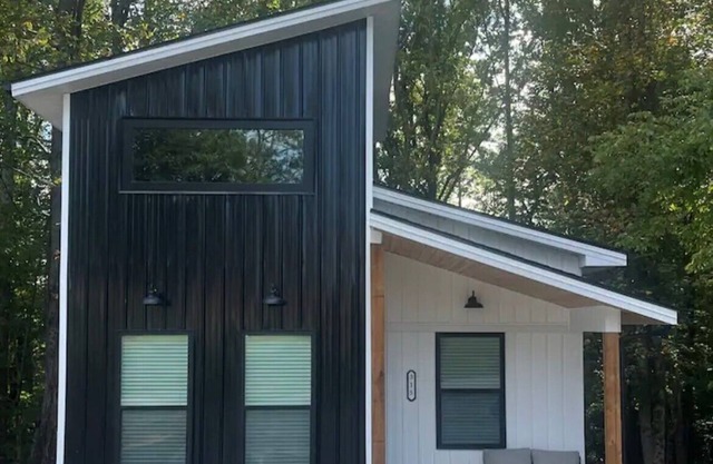 Captivating 2-bedroom, garage door house with WiFi, AC in welcoming Somerset