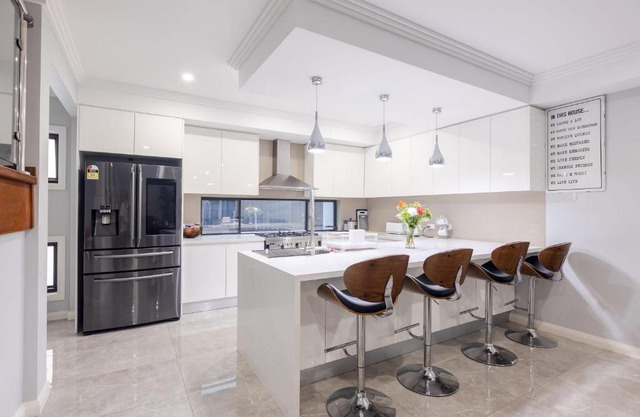 Captivating 5BR Pet Friendly Home with Fully Fully Equiped Kitchen And Fast WIFI