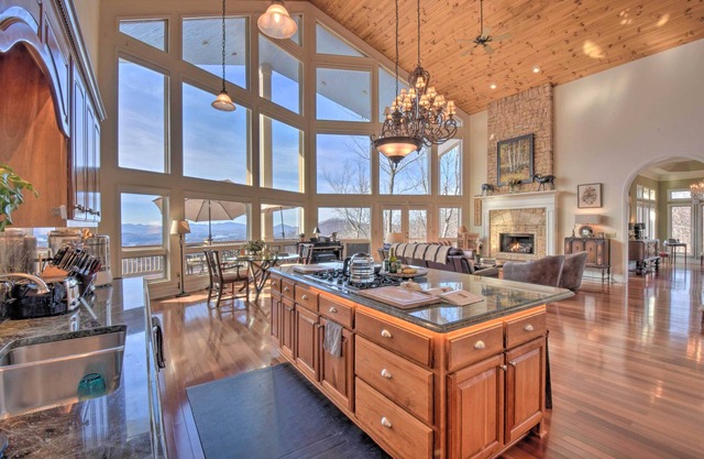 Captivating Vacation Rental Apt in Hayesville!