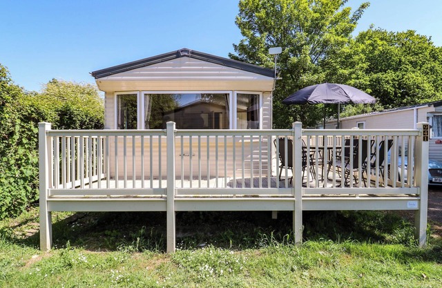 CARAVAN 941, pet friendly, country holiday cottage in Clacton-On-Sea