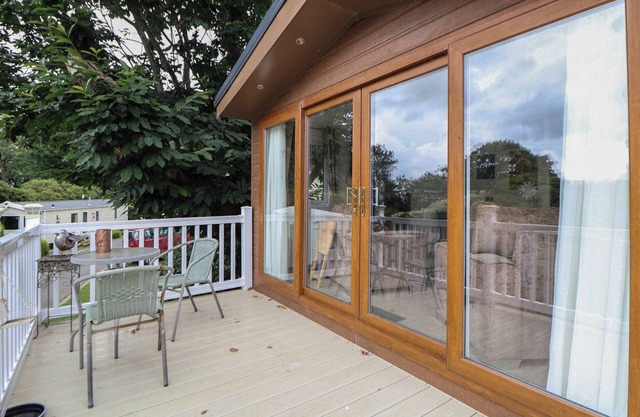 CARAVAN 96, pet friendly, with a garden in Llanfwrog, Denbighshire