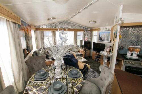 Caravan Beach Park - Sleeps 8 Parking & Pool