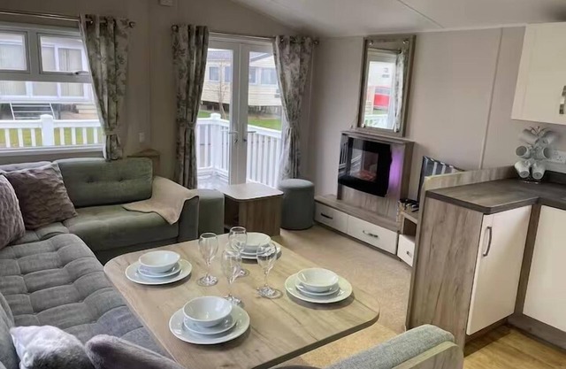 Caravan-Sleep8-HotTub-FreeP-Balcony-FamilyFriendly