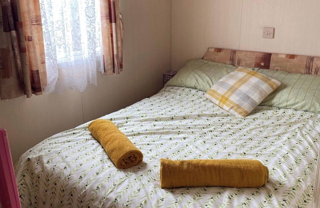 Caravan - Sleeps 8 - Pets Ok - Parking - Patio