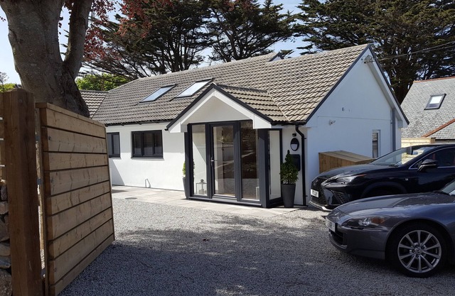 CARBIS BAY pet friendly 3 bathroomed detached property 6 minute walk from beach