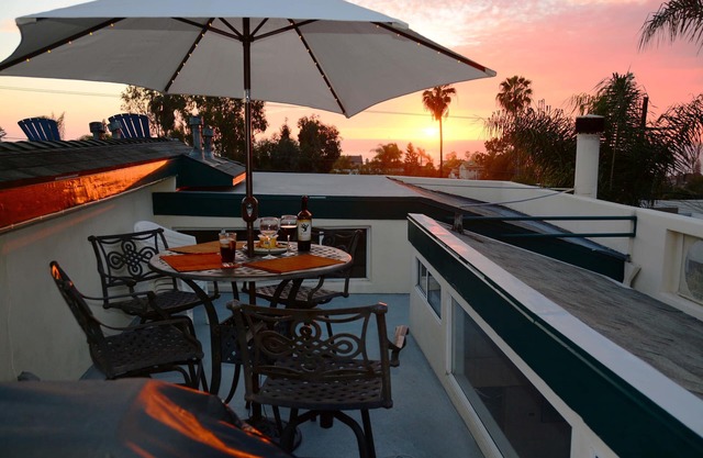 Cardiff Beach Home, Ocean Views, Amazing Sunsets, Walk to beach and everywhere