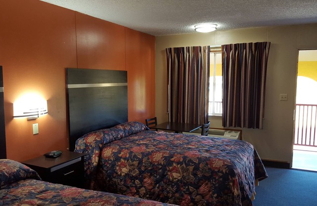 Carefree Inn Flatonia