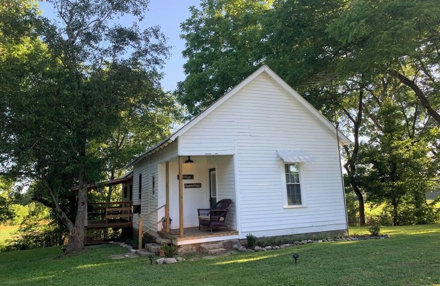 Caretaker cottage with 1 bedroom and WiFi, AC in delightful Dixon Springs