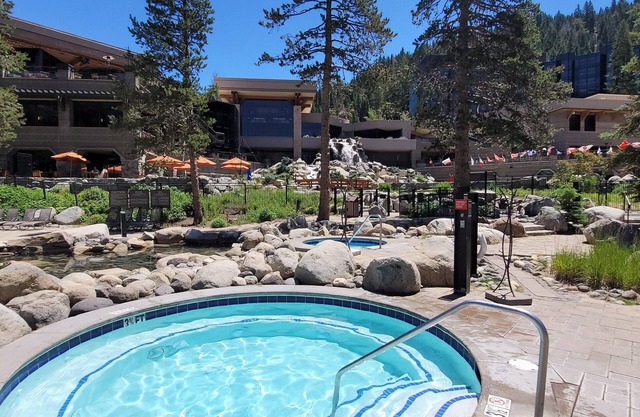 Carey's 2 Bd 2 Bath, Kitchenette, Palisades Slopeside Luxury Tahoe Condotel