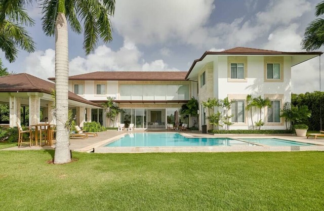 Caribbean Luxury! 6 Bdr Villa w/Large Patio, Pool, Jacuzzi!