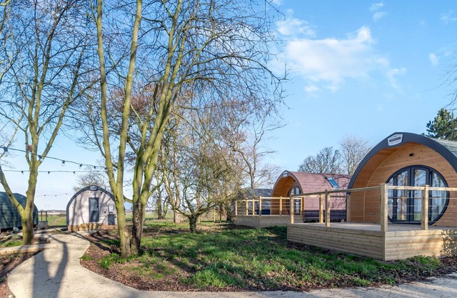 CARLTON MANOR POD 11, family friendly, with a garden in Aldbrough