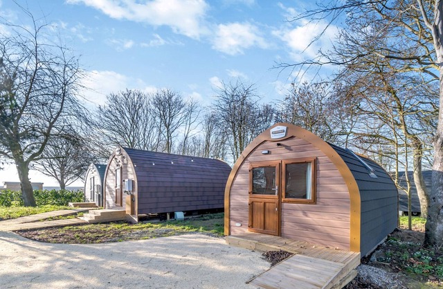 CARLTON MANOR POD 2, family friendly, with a garden in Aldbrough