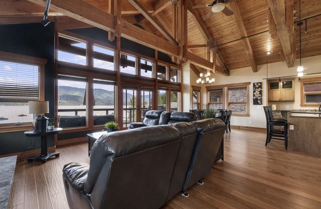 Carmel Beach Private Lodges - Unit #7. Lakefront 4 bedroom lodge.